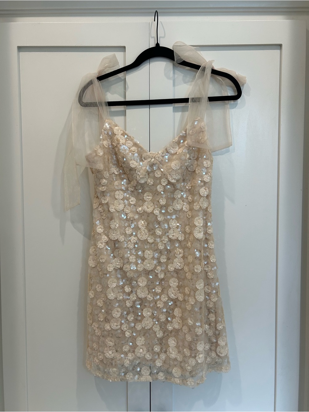 Mi Ami by Francesca’s Ivory Floral Sequin Bow Strap Mini Dress – Size M